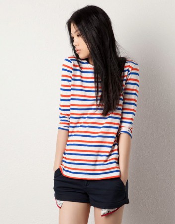 le haut rayé et le short avec des poches a motif